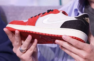 Trophy Room Jordan 1 Low OG Away . Innen