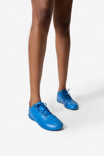 Coperni x Puma Speedcat Pack Blue Lookbook On Feet von der Seite