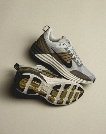 Der Nike Lunar Roam Pure Platinum in Szene gesetzt von asphaltgold