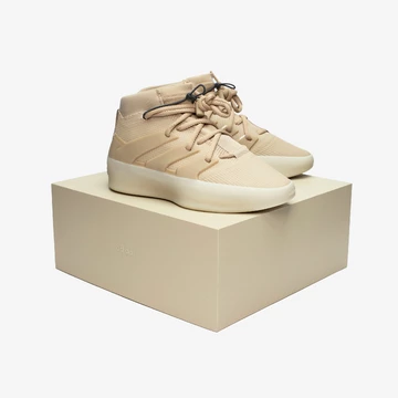 Der Fear of God adidas Athletics 1 Basketball Clay steht auf seinem Special Karton