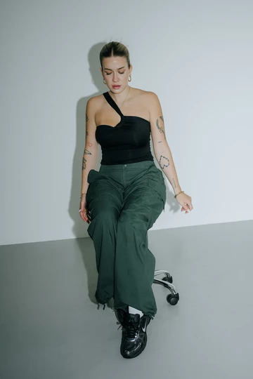 Nike V2K Run - All Black vs White Metallic