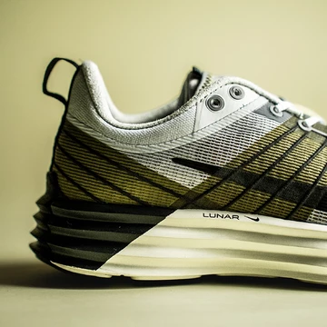 Der Nike Lunar Roam Pure Platinum in Szene gesetzt von 43einhalb