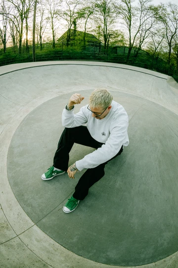 Christopher trägt den Converse Star Player 76 und wird durch ein Fischauge-Objektiv fotografiert