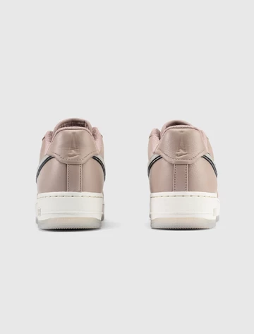 A Ma Maniére x Nike Air Force 1 While You Were Sleeping Paar Fersen