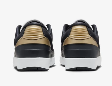 Der Jordan 2 Low Black Velvet von hinten