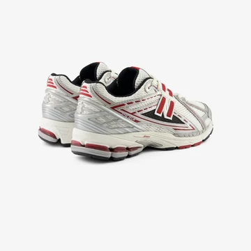 New Balance 1906 Red Silver Metallic seitlich von Hinten