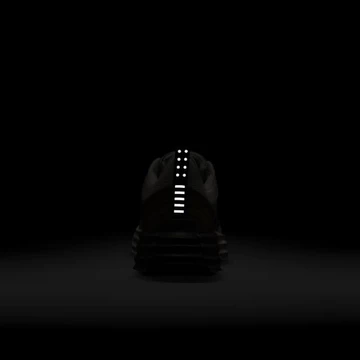 DerNike Lunar Roam Pure Platinum von hinten im Dunklen mit 3M Details