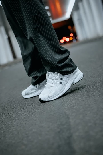 Der adidas Adistar Cushion 3 Cloud White am Fuß