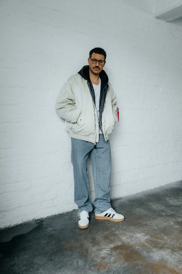 Christropher trägt denadidas Samba XLG Core White am Fuß