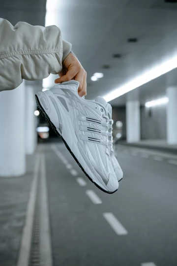 Christopher hält den adidas Adistar Cushion 3 Cloud White in der Hand