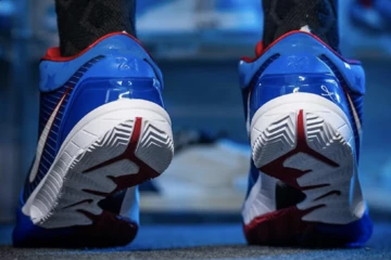 Nike Kobe 4 Protro Philly am Fuß angezogen von Hinten