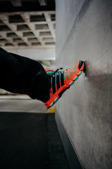 On-feet Foto vom adidas adistar Raven im Colorway Solar Orange