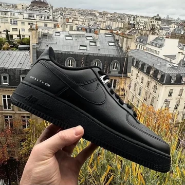 ALYX Nike Air Force 1 Low Black in der Hand von Matthew M. Williams