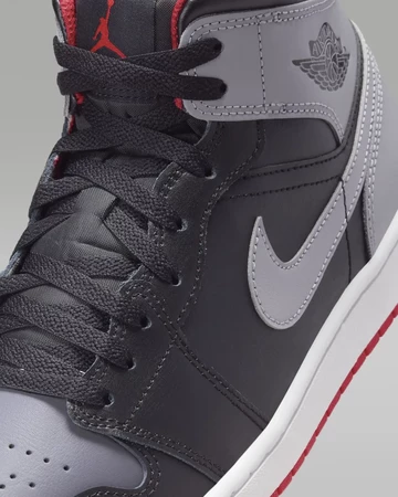 Jordan 1 Mid Black Fire Red Detail Mittelfußbereich