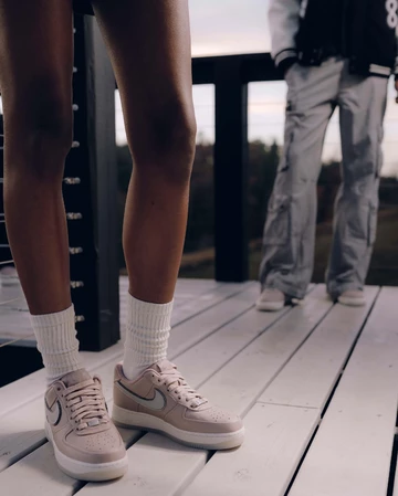 A Ma Maniére x Nike Air Force 1 While You Were Sleeping Mood getragen 2