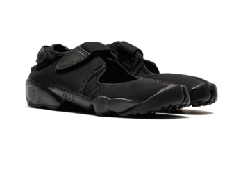 Nike Air Rift Triple Black Paar auf weißem Hintergrund
