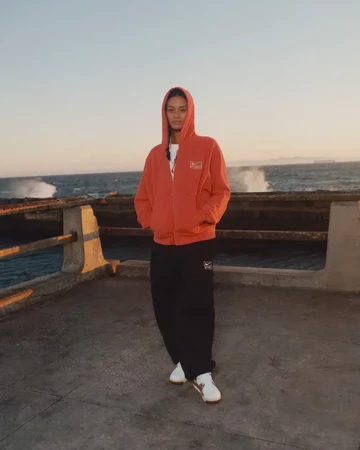 Stussy x Nike Apparel Kollektion FW23 - Lookbook Shooting von Stüssy - Rote Fleece Jacke