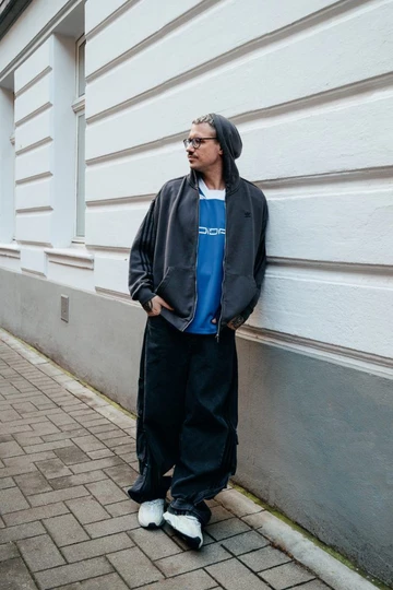 adidas Adilenium Kollektion - Ganzkörper seitlich, Kaputze