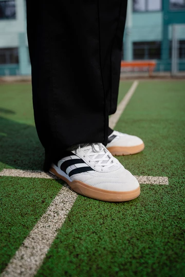 Christopher trägt den adidas Predator Mundial am Fuß, er steht auf einem Bolzplatz