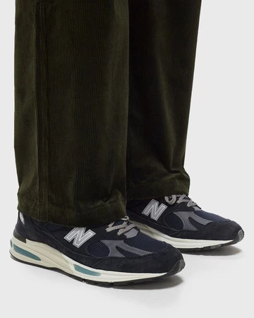 New Balance 991v2 Dark Navy am Fuß, Bild von BSTN Shop