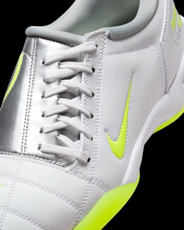 Total 90 x Palace Metallic Silver