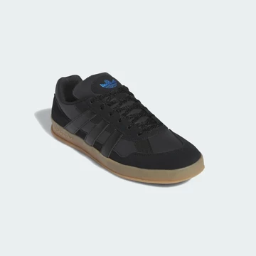 adidas Aloha Super Black Gum schräg von vorne
