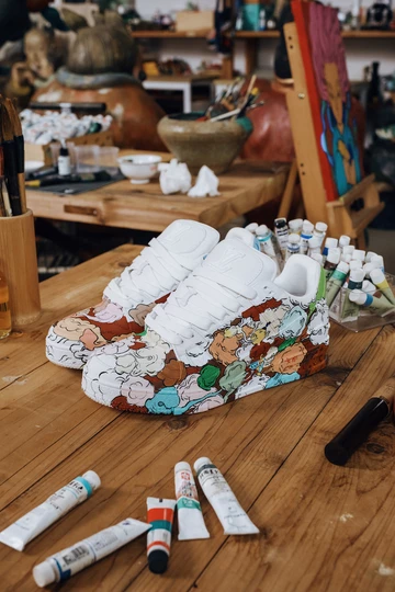 LOUIS VUITTON „White Canvas: LV Trainer in Residence“ 2024