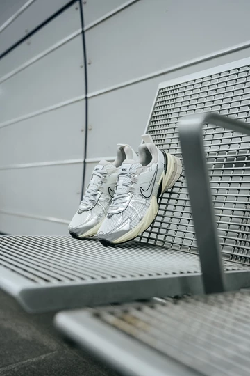 Nike V2K Run OG lehnt an einer Bank