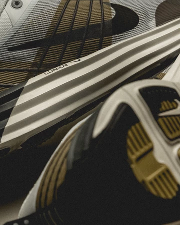 Der Nike Lunar Roam Pure Platinum in Szene gesetzt von asphaltgold