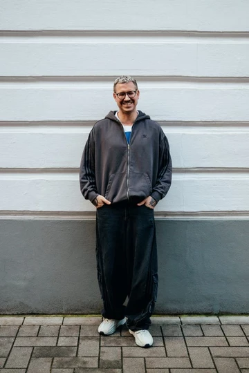 adidas Adilenium Kollektion  . Ganz Körper lachend