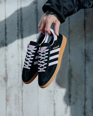 Christopher hält den adidas Handball Spezial Black Clear Pink