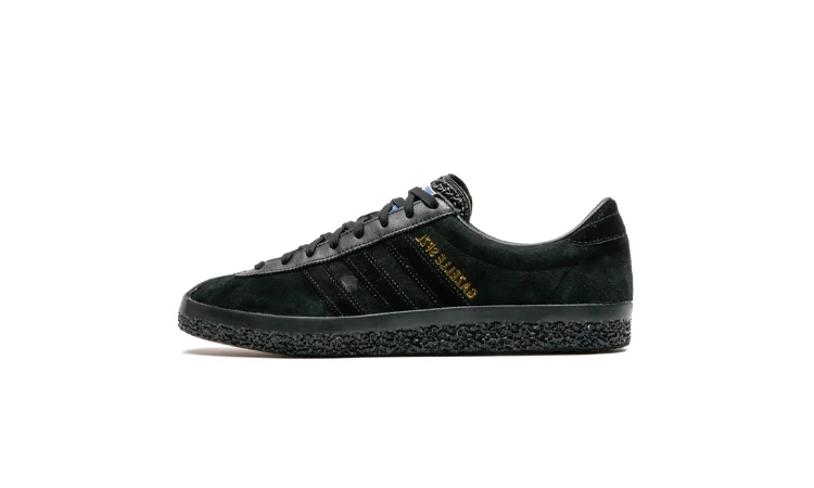 Der adidas Gazelle SPZL Core Black von der Seite auf weißem Hintergrund