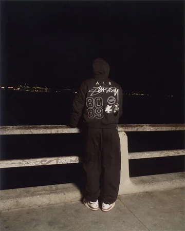 Stussy x Nike Apparel Kollektion FW23 - Lookbook Shooting von Stüssy - schwarzes Longsleeve
