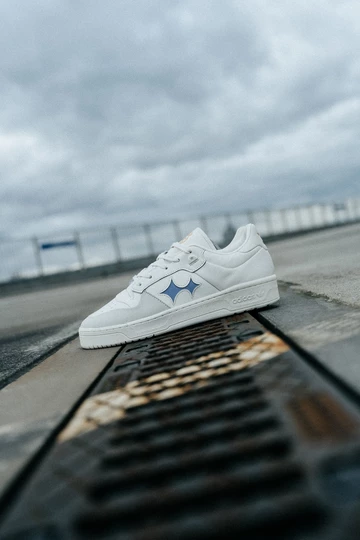 Der BSTN x Real Madrid x adidas Rivalry Low 86 steht auf einem Parkplatz