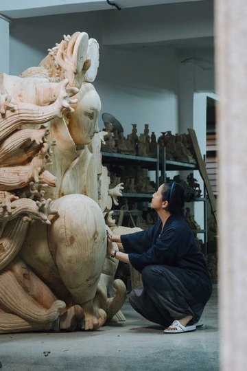 LOUIS VUITTON „White Canvas: LV Trainer in Residence“ 2024