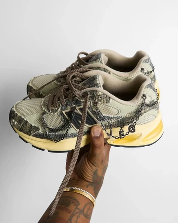 Joe Freshgoods x New Balance Abzorb 2010 Cub in der Hand