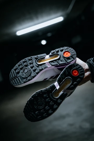 Christopher hält die Sohle des adidas ZX8000 Glory Purple in die Kamera