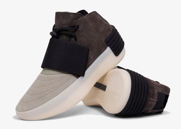 Fear of God Athletics x adidas Trainer Night Brown Seitlich von Vorne auf einem Schuh stehend