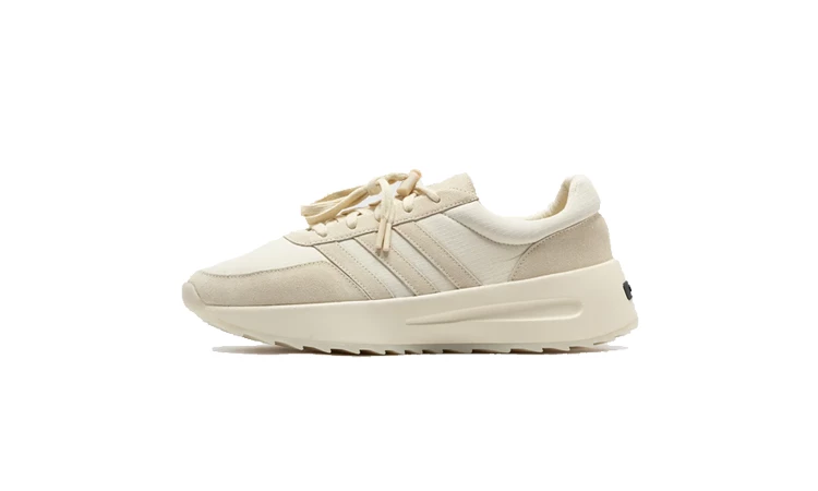 Der Fear of God Athletics adidas Los Angeles Pale Yellow von der Seite auf weißem Hintergrund