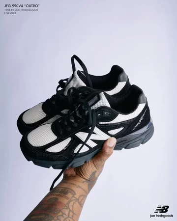 Joe Freshgoods New Balance 990v4 1998 Pack Outro in der Hand