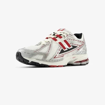 New Balance 1906 Red Silver Metallic seitlich von Vorne