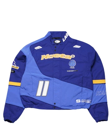 Die blaue Jacke der NOCTA Nike L’Art de L’Automobile Kollektion von vorne