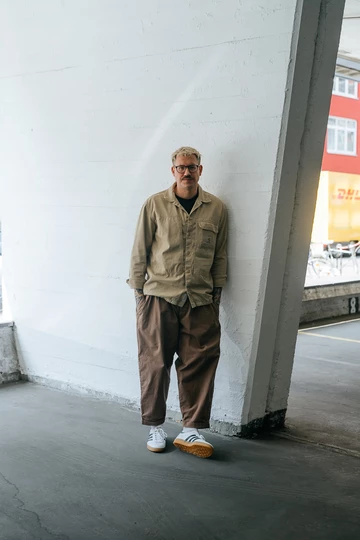 Christopher trägt die adidas Gazelle Indoor White Gum