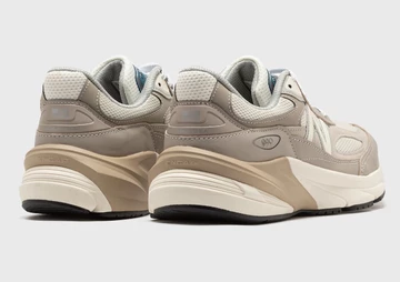 Teddy Santis x New Balance 990v6 Light Mushroom Paar seitlich von Hinten