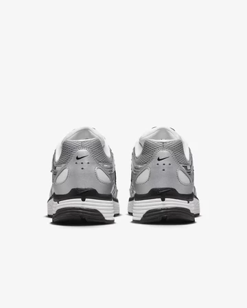 Nike P-6000 Metallic Silver Sail von Hinten