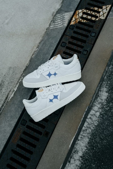 Der BSTN x Real Madrid x adidas Rivalry Low 86 liegt auf den Boden