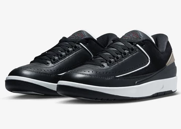 Der Jordan 2 Low Black Velvet von schräg außen