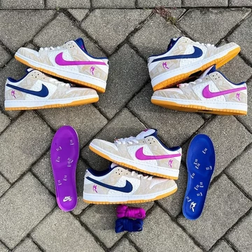 Rayssa Leal Nike SB Dunk Low drei Paare die auf der Staße liegen