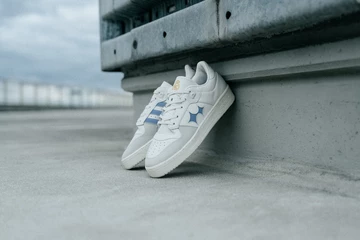 Der BSTN x Real Madrid x adidas Rivalry Low 86 lehnt an einer Wand
