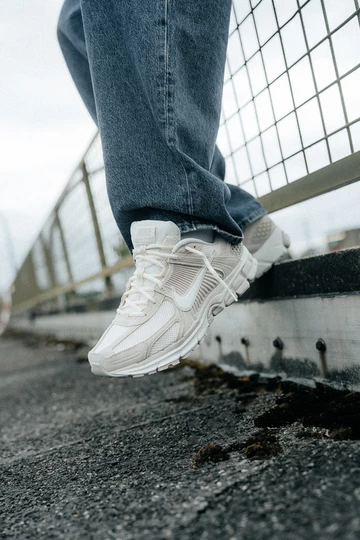 Nike Zoom Vomero 5 Light Orewood Brown - unser Shooting